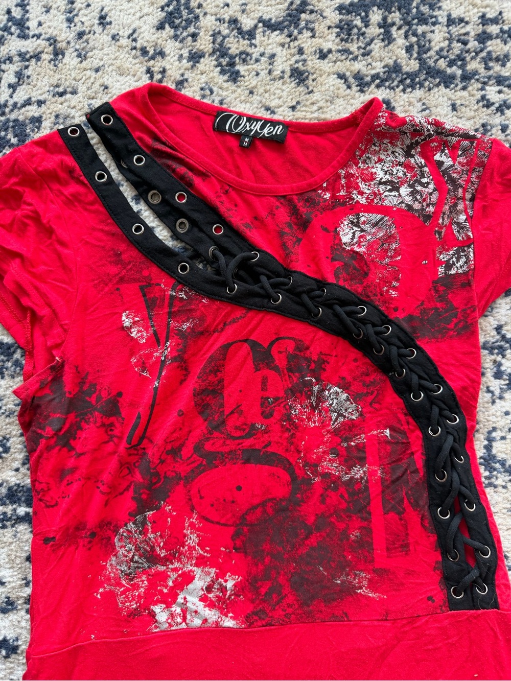 Vintage Y2K Oxygen Worn-In Red Lace-Up Graphic Short Sleeve Top by - Picture 3 of 5